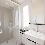 Au Pre De L'etang
